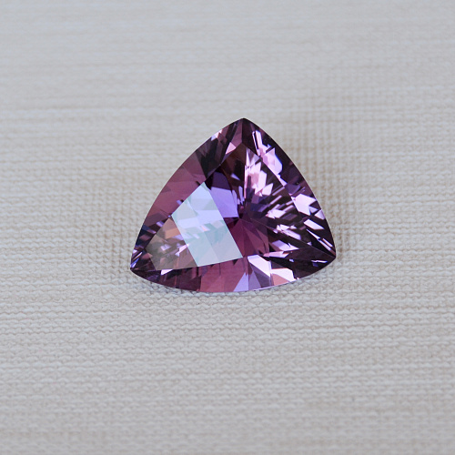 Аметист выращенный, триллион 21.6*24.8*22 мм