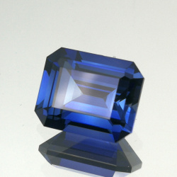 Сапфир выращенный, октагон, огранка ступенчатая, 8*10 мм