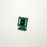 Изумруд гидротермальный, квадрат 8*8 мм, ступенчатая огранка