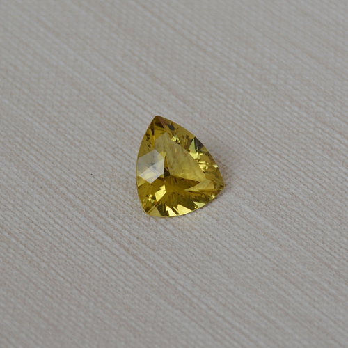 Цитрин уральский, триллион, 15*17 мм