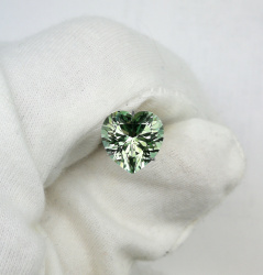 Топаз зеленый, сердце, 10*10 мм