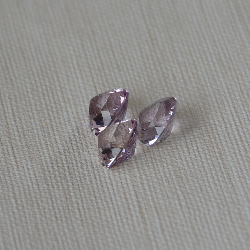 Аметист светлый выращенный, триллион, 12*12 мм