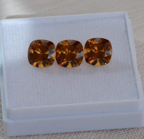 Наноситал султанит, кушон 10*10 мм