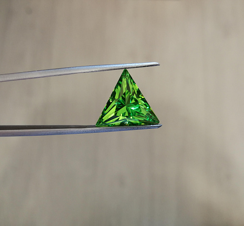 Наноситал цаворит, треугольник 15*15 мм