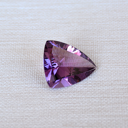 Аметист выращенный, триллион 21.6*24.8*22 мм