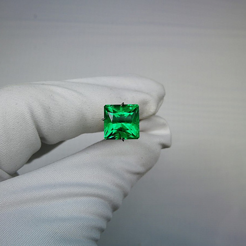 Изумруд колумбийский гидротермальный квадрат 10*10 мм