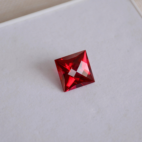 Рубин выращенный, квадрат 14*14 мм