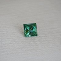Кварц выращенный зеленый, квадрат, 14*14 мм