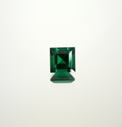 Изумруд гидротермальный, квадрат 8*8 мм, ступенчатая огранка