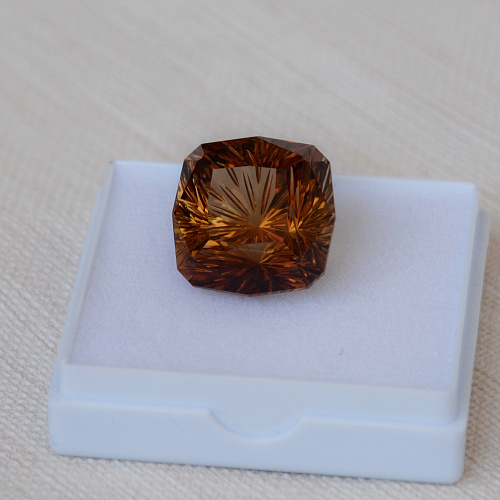 Топаз винный, фантазийная огранка, антик 20*20 мм
