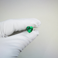 Изумруд колумбийский гидротермальный сердце 10*10 мм