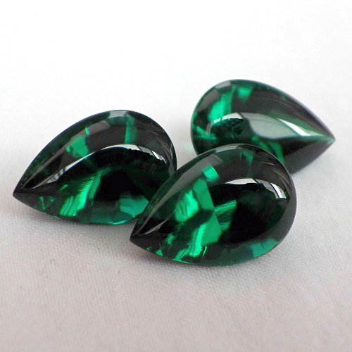 Изумруд гидротермальный, груша-кабошон 10*15 мм