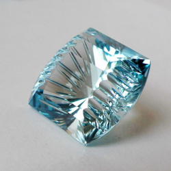 Топаз голубой, фантазийная огранка 20*20 мм